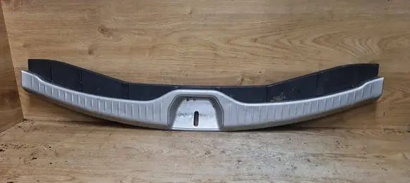 Trunk/boot sill cover protection