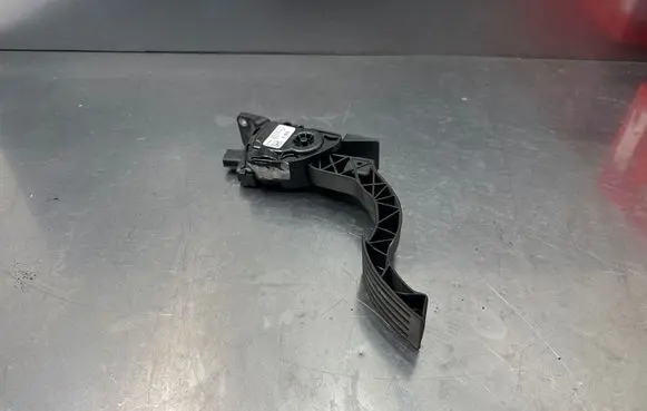 Accelerator throttle pedal