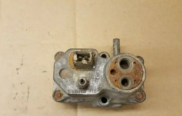 Volkswagen Golf I Fuel pressure regulator 049133403