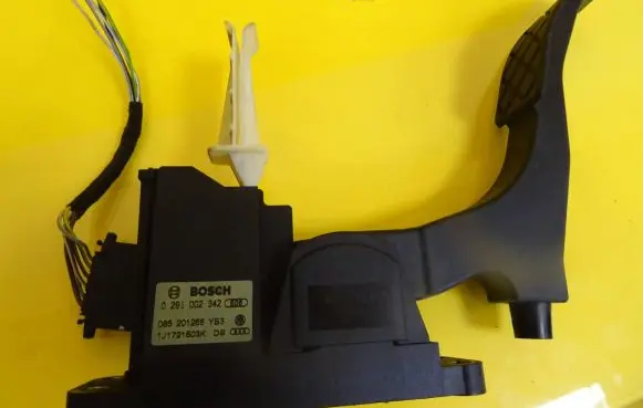 Volkswagen Golf IV Accelerator throttle pedal 0281002342