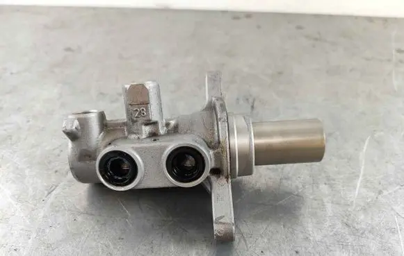Land Rover Discovery Sport Master brake cylinder LR061403