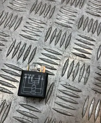 Volkswagen PASSAT B5 Other relay 443951253AA 899574000