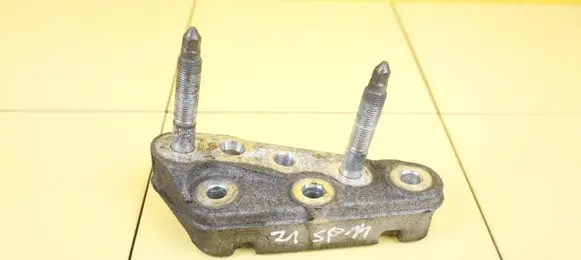Toyota Avensis T270 Engine mounting bracket 123150X030 21SP14
