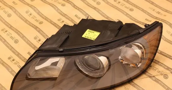 Volvo V50 Headlight/headlamp 30698885