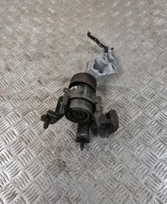 Toyota RAV 4 (XA50) Engine mount bracket