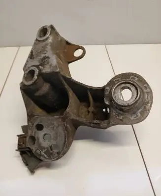 Audi A4 S4 B7 8E 8H Engine mounting bracket 8e0199352n
