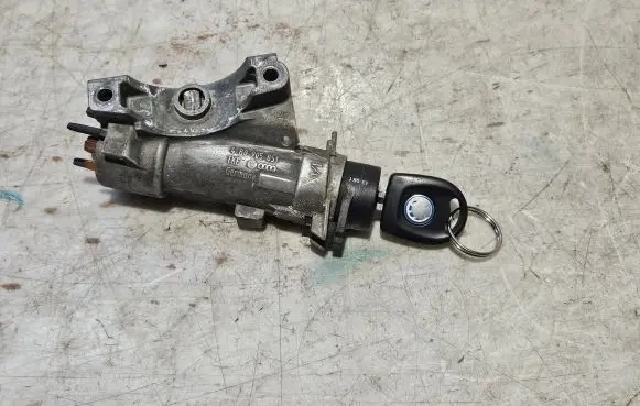 Volkswagen PASSAT B5 Ignition lock 4B0905851