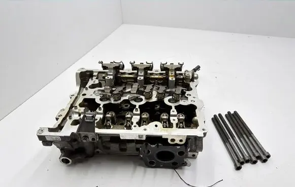 BMW 1 F40 Engine head 9884605 9647197080 211804301