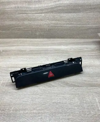 Volkswagen PASSAT B6 Hazard light switch 3C0857318C