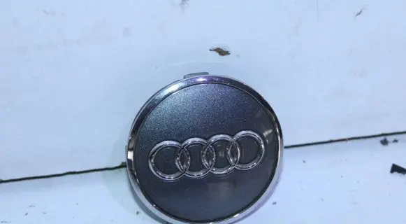 Audi A4 S4 B9 Original wheel cap 8W0601170