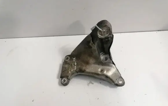 BMW 3 E90 E91 Engine mounting bracket 6772156