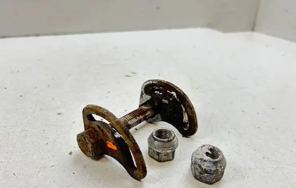 Cadillac Escalade IV Front suspension camber bolt 