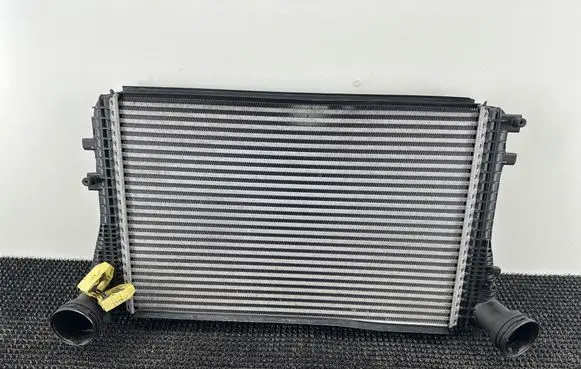Volkswagen Touran II Intercooler radiator 1K0145803T