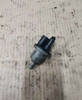 Volkswagen Golf VII Vacuum valve 06D133517B