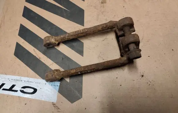 Jeep Cherokee III KJ Lower shock absorber bracket 