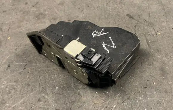 BMW 1 E81 E87 Front door lock A046998