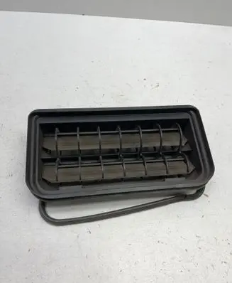 Volkswagen PASSAT B7 Quarter panel pressure vent 