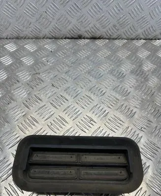 Quarter panel pressure vent