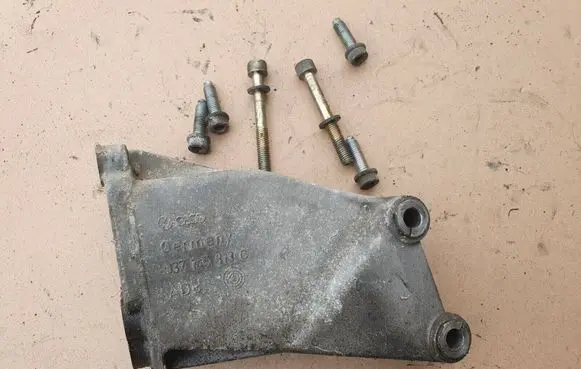 Volkswagen Golf II Engine mounting bracket 037145813C