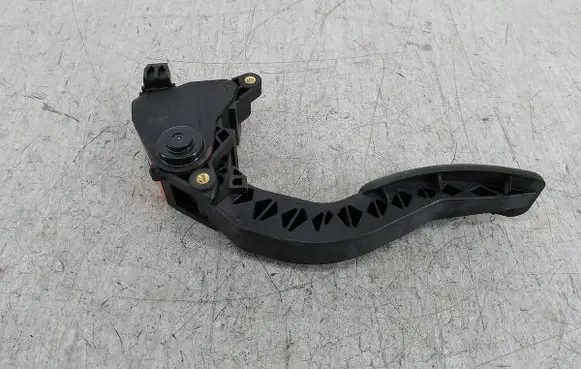 Accelerator throttle pedal
