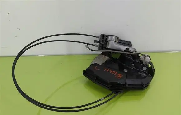 Suzuki Swift I Front door lock 
