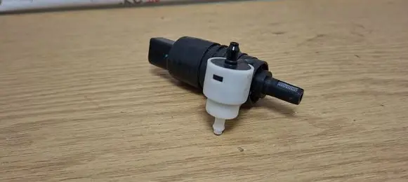 BMW X3 G01 Windscreen/windshield washer pump 7388349