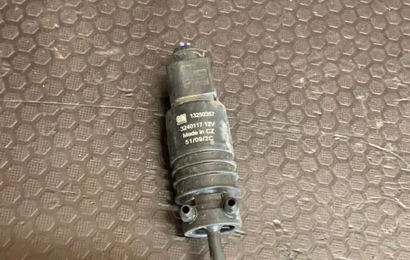 Opel Astra J Windscreen/windshield washer pump 13250357 3240117