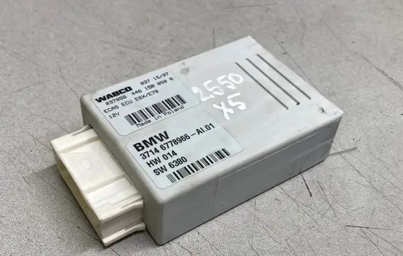 BMW X5 E70 Air suspension control unit module (rear) 6778966 037056446150