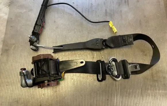 Opel Antara Front seatbelt 95358495