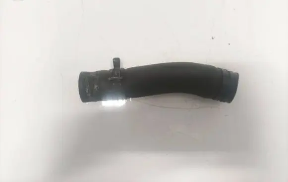 Volkswagen PASSAT B5 Engine coolant pipe/hose 028121053