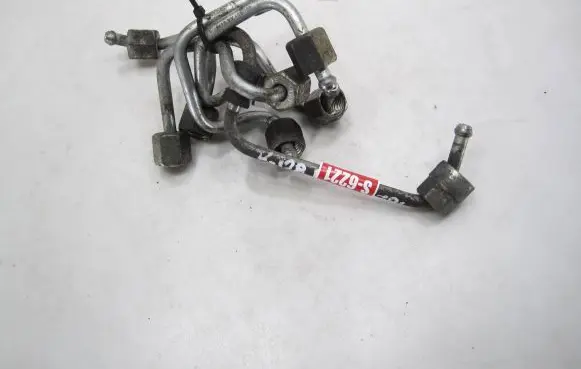 Volkswagen PASSAT B7 Fuel injector supply line/pipe 