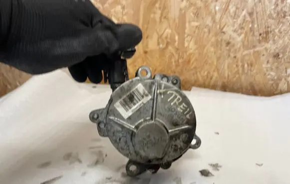 Nissan X-Trail T31 Vacuum pump 472458A