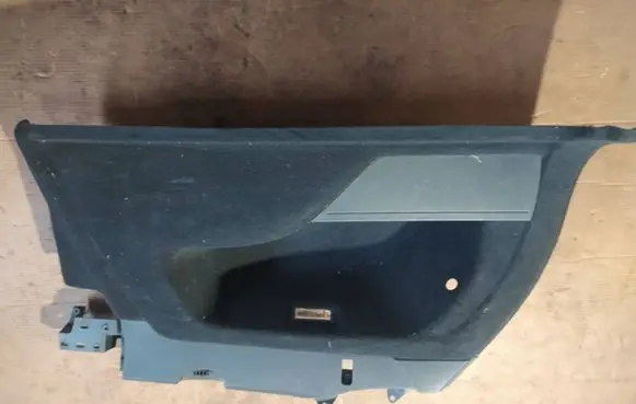 Volkswagen Touareg II Trunk/boot lower side trim panel 7P6867037 A047720