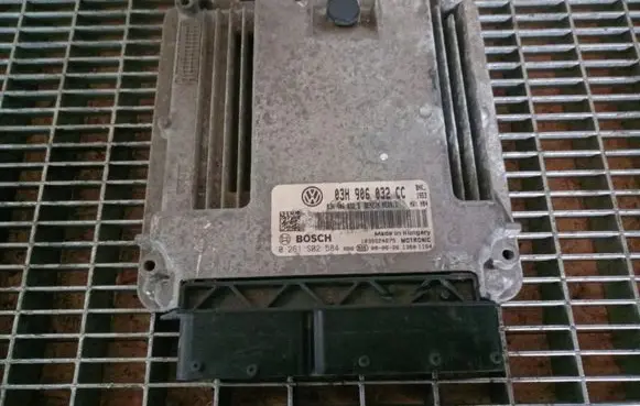 Volkswagen Touareg I Air suspension control unit module (rear) 03H906032CC 0261S02584