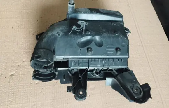 Peugeot 2008 I Air filter box 9673061080