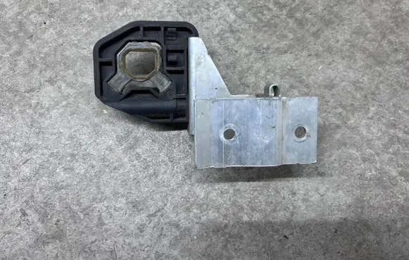 Radiator mount bracket