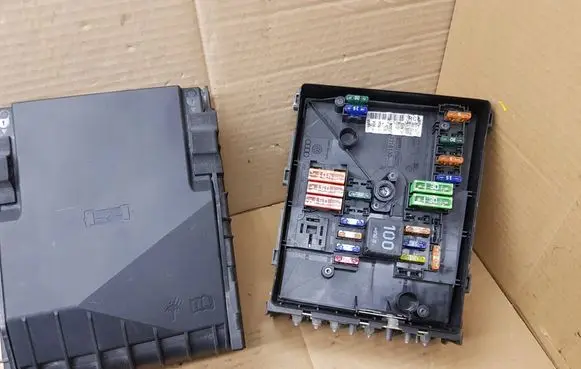 Volkswagen Eos Fuse box set 1K0937125A