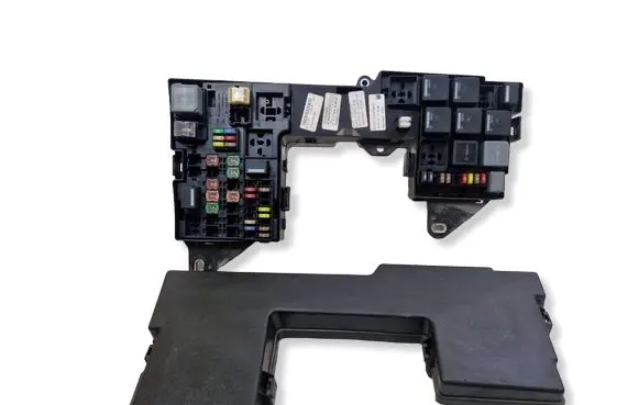 Jaguar XF X250 Fuse module 7154725930 8X2T14A003AB