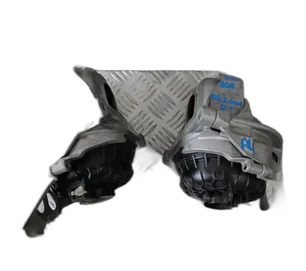 Engine mount vacuum valve