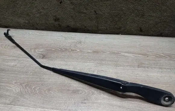 Volvo V50 Front wiper blade arm 30698250