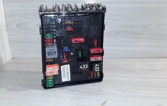 Volkswagen Golf V Fuse module 1K0937124K