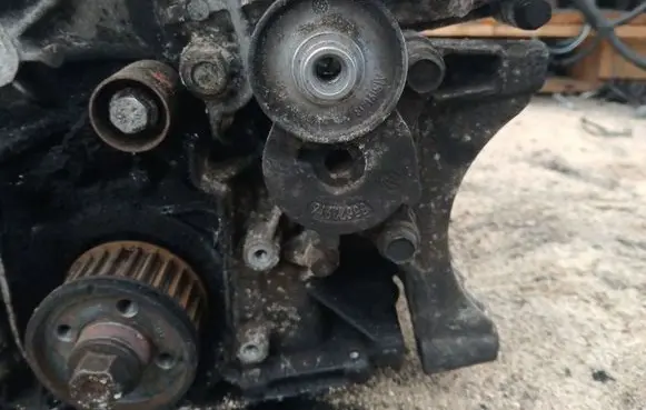 Opel Insignia A Generator/alternator belt tensioner 55577916