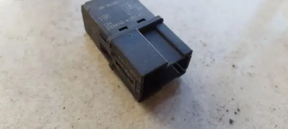 Mitsubishi Carisma Other relay MB953382