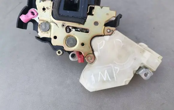 Subaru Impreza II Front door lock 61100FF000 0892043A