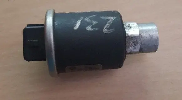 Volkswagen Golf III Air conditioning (A/C) pressure sensor 1H0959139B