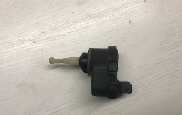 Headlight level adjustment motor
