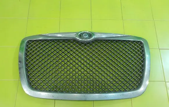 Chrysler 300 - 300C Front bumper upper radiator grill XP36
