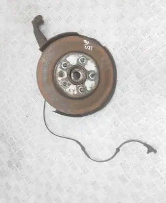 Land Rover Discovery 3 - LR3 Front wheel hub RUM000224