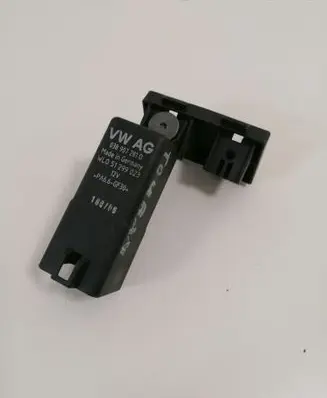 Volkswagen PASSAT B6 Glow plug pre-heat relay 038907281D