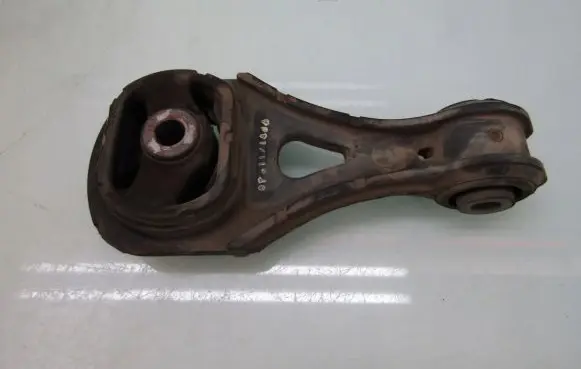 Honda HR-V Engine mounting bracket